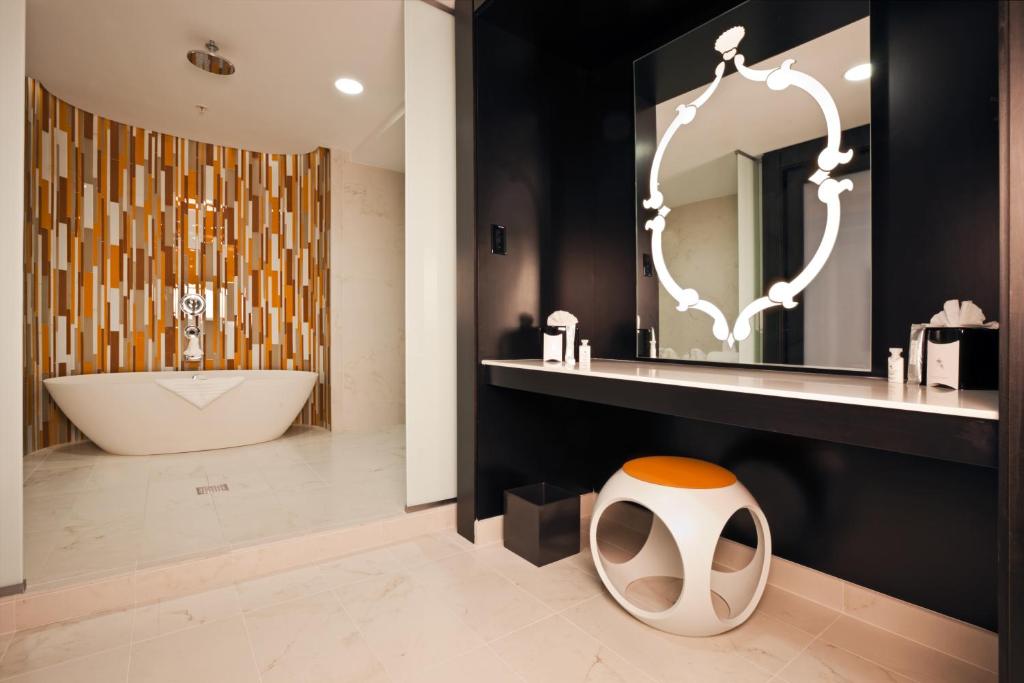 โรงแรมวอชิงตัน พลาซา (Washington Plaza Hotel)