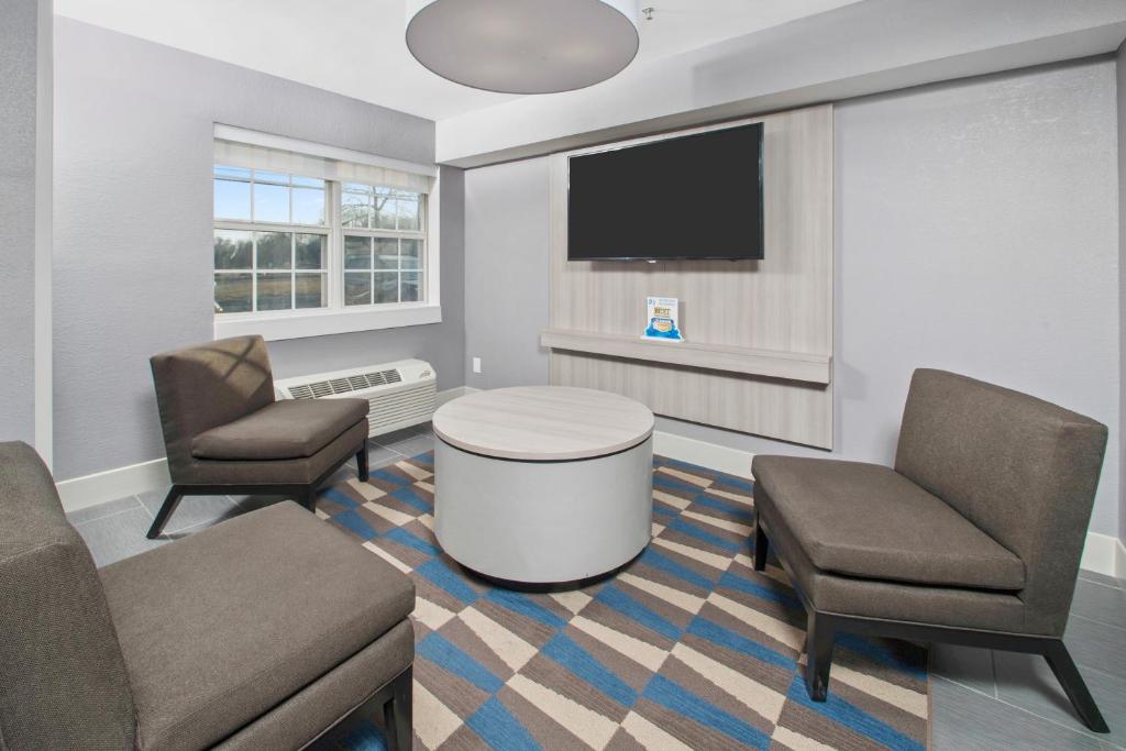 Microtel Inn & Suites by Wyndham Bethel/Danbury photo