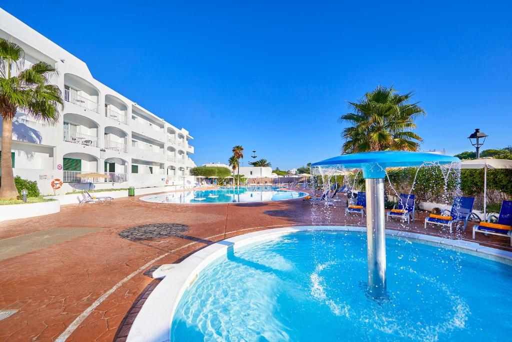 Gavimar Ariel Chico Hotel and Apartments — Basen in Cala d´Or, Baleary