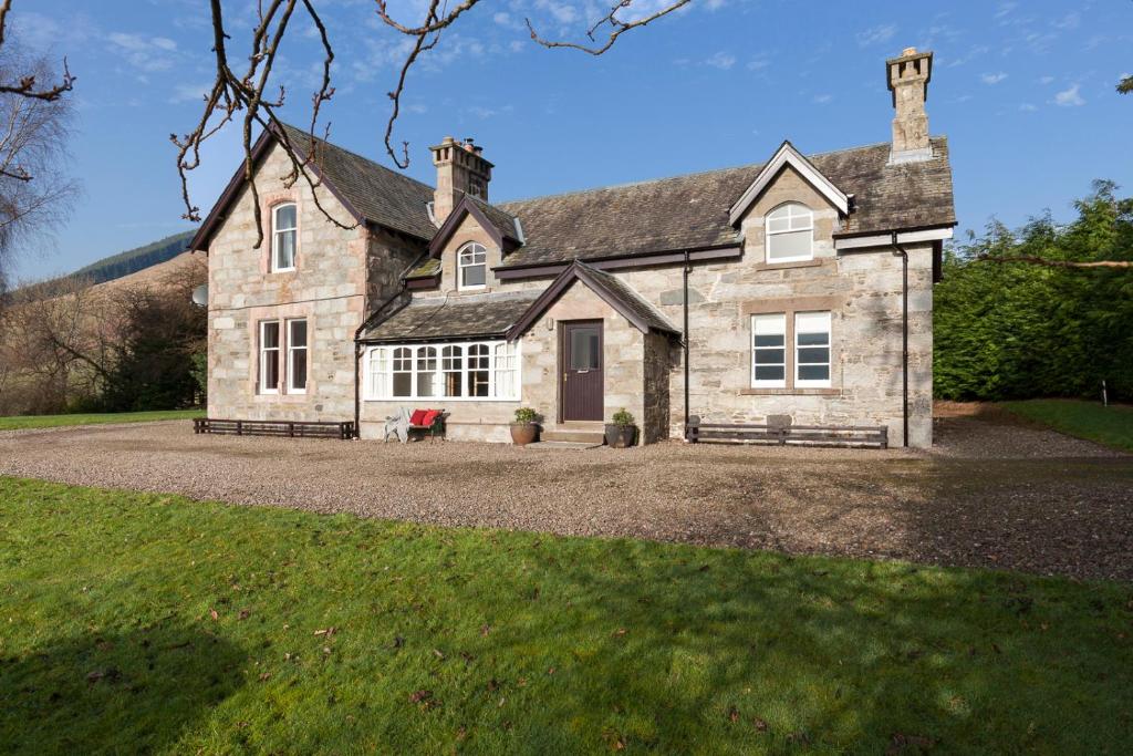 Ardveich House, large Scottish estate home with loch &amp; hill views — Hotel in Dunfermline