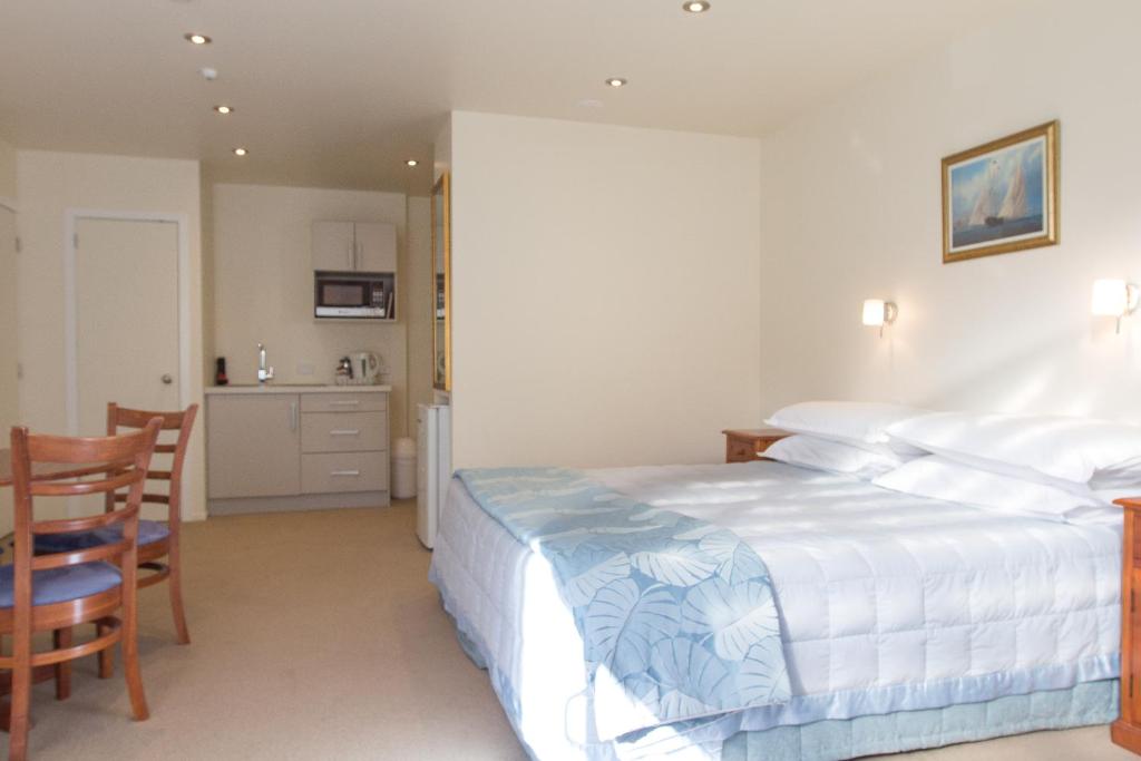 Commodores Lodge photo