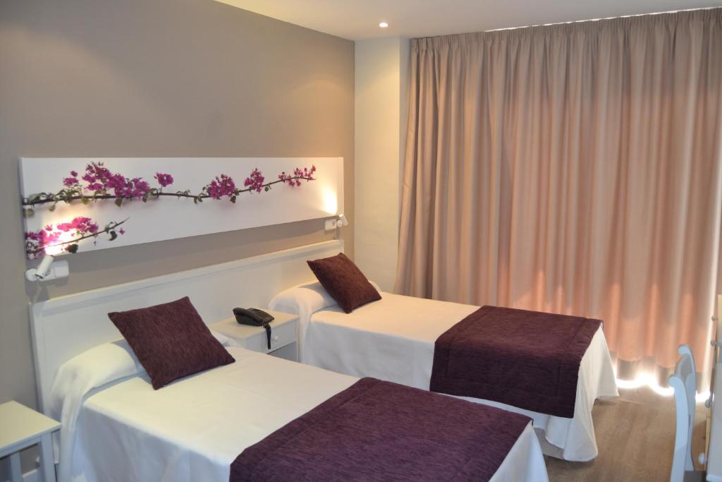 Hotel Brisa Marina — Hotel rooms in S'Illot, Balearic Islands
