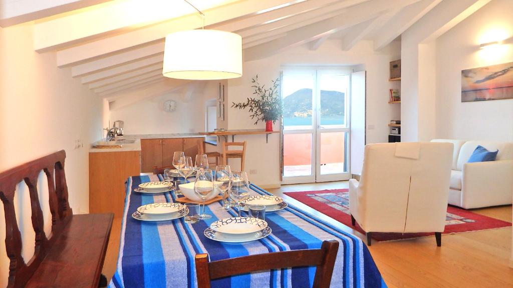 Minnie's Place, Lerici