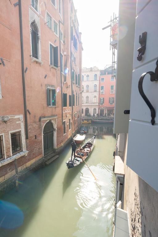 Apartments in San Marco with Canal View — Hotel in Venice