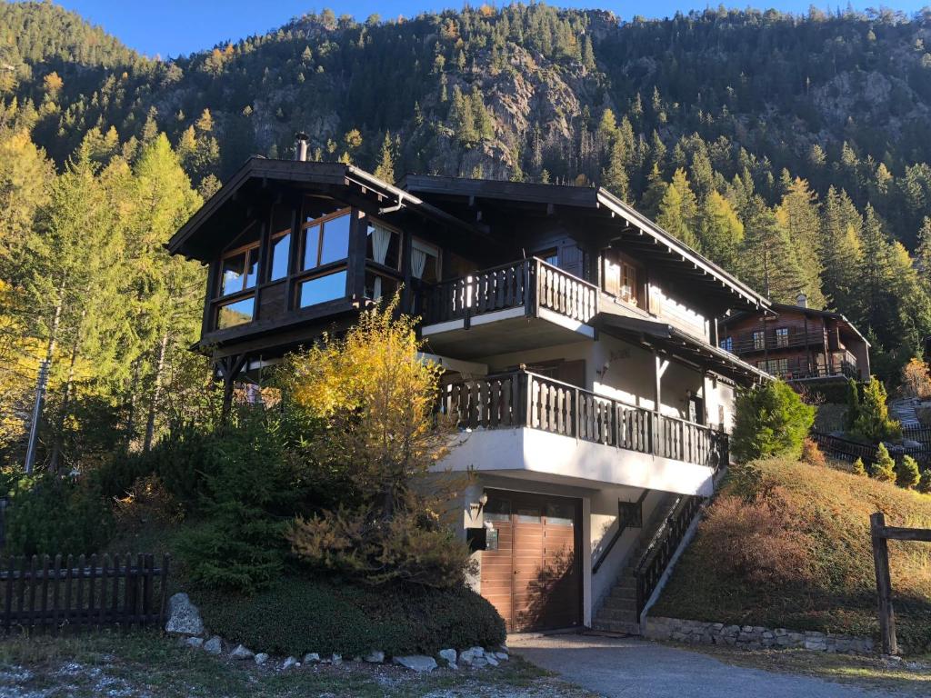 Chalet au Paradis with great views, hot tub, sauna & garden, Champex