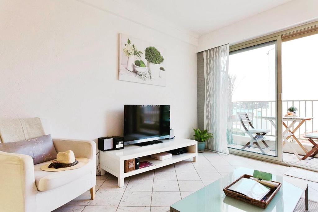 Sunny Cap View Terrace with Sea Views and AirCon - 5