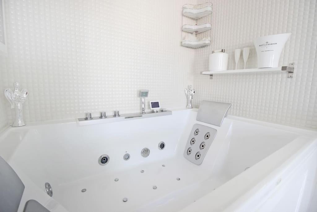 White Luxury Penthouse in City Centre 전경