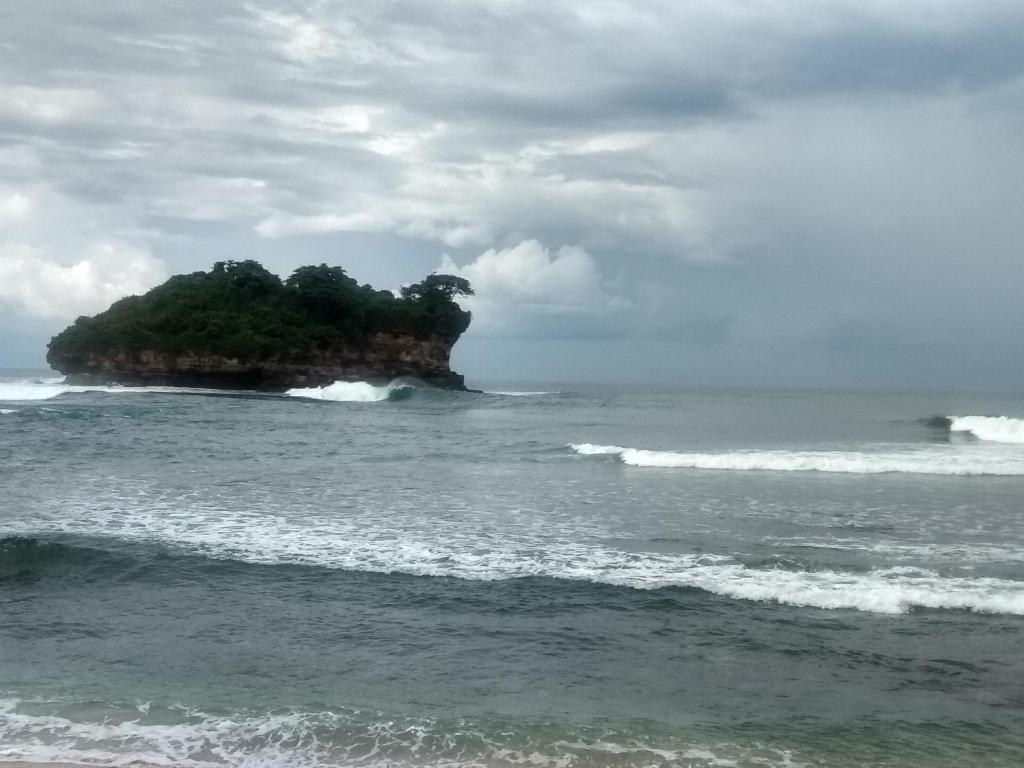 Harry's Ocean House Watukarung Homestay photo