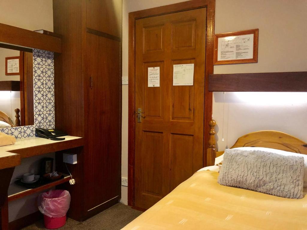 Single Room with Shared Bathroom
