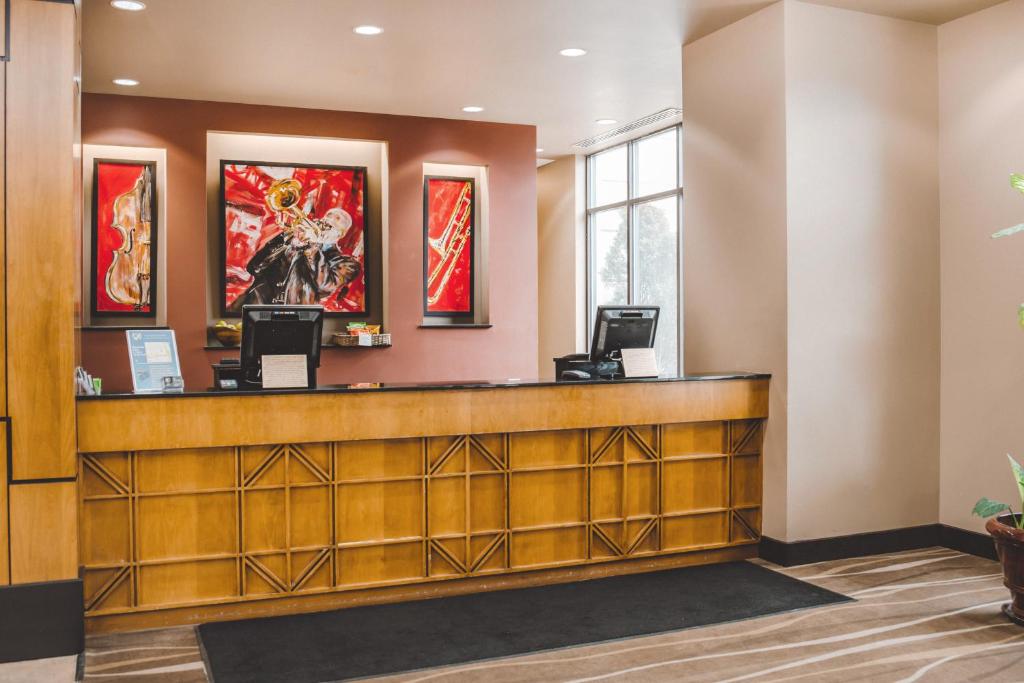 Front desk [24-hour]