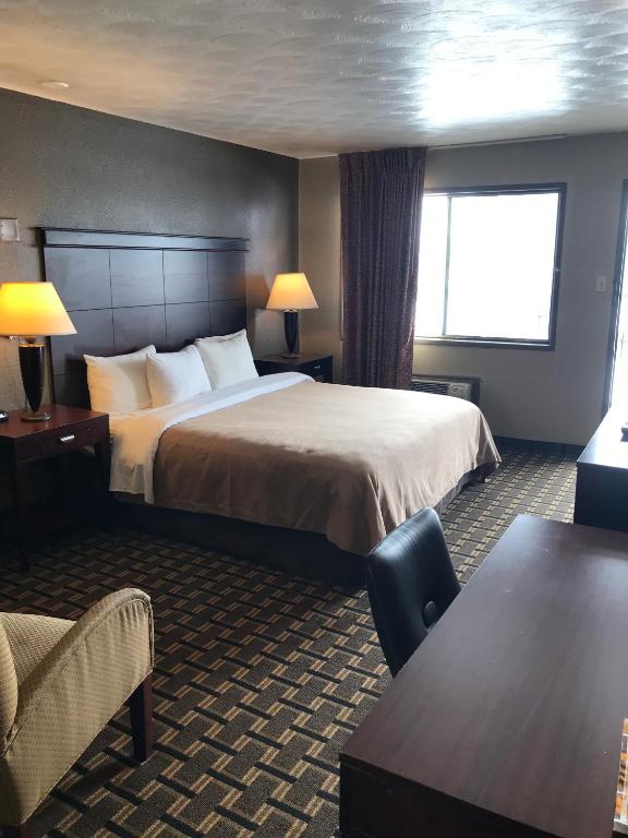Travelodge by Wyndham Evanston photo