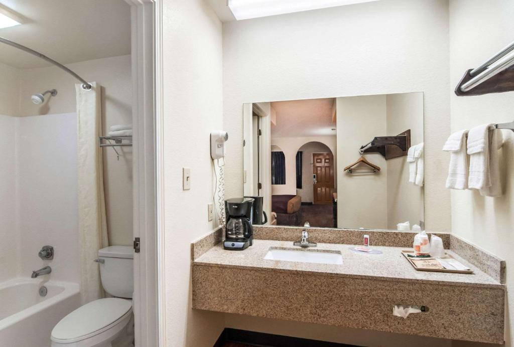 Econo Lodge Inn & Suites Photo 14