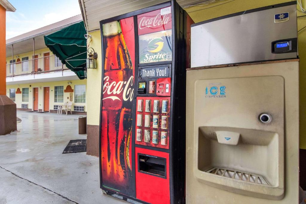 Econo Lodge Inn & Suites Photo 12