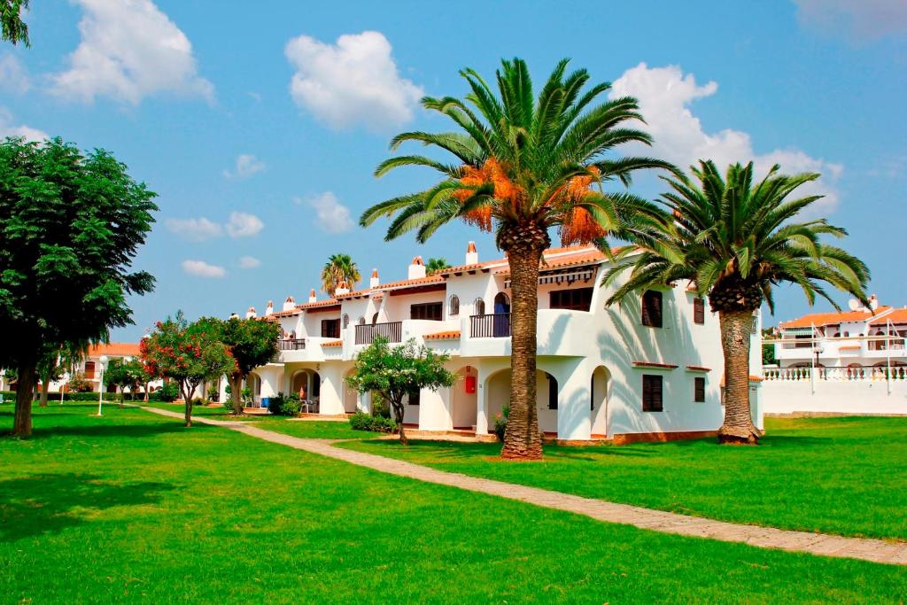 Son Bou Playa Gold by Menorca Vacations — Hotel building in Son Bou, Balearic Islands