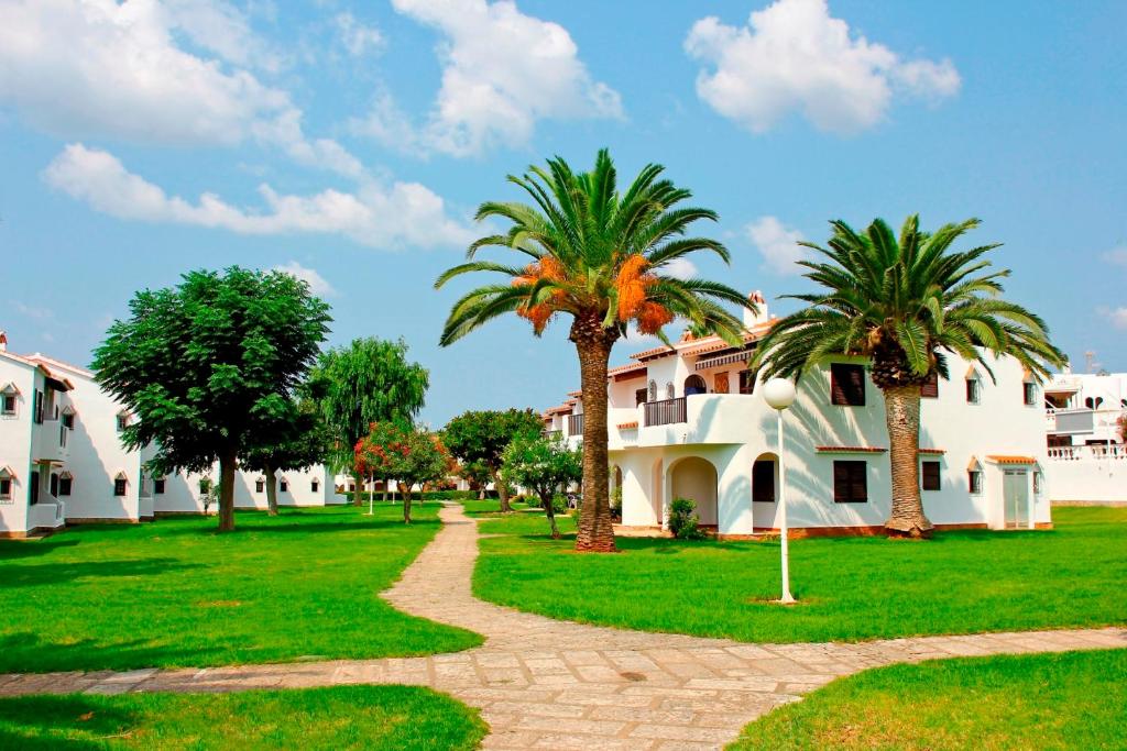 Son Bou Playa Gold by Menorca Vacations — Hotel building in Son Bou, Balearic Islands
