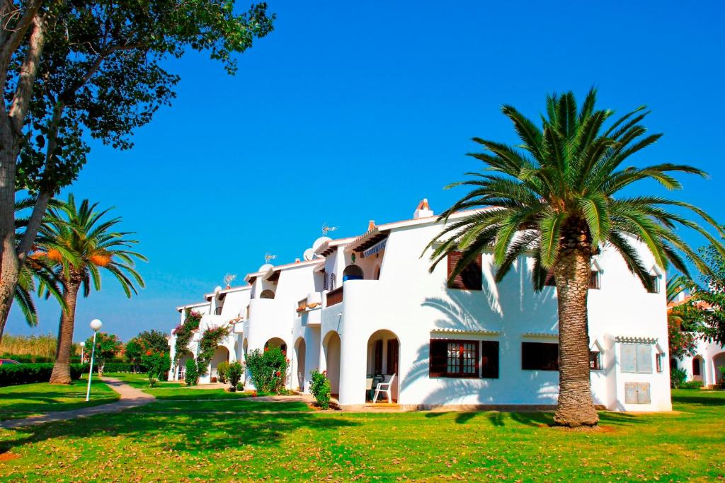 Son Bou Playa Gold by Menorca Vacations — Hotel building in Son Bou, Balearic Islands