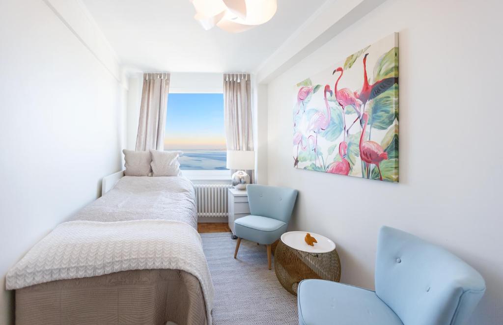 Elegant Apartment with Stunning Lake View - 3