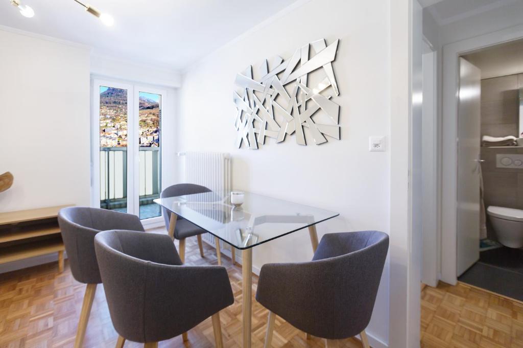 Elegant Apartment with Stunning Lake View - 4