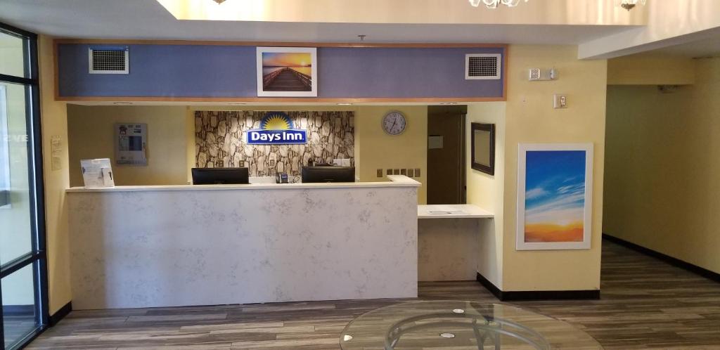 Days Inn by Wyndham Macon I-75 North photo