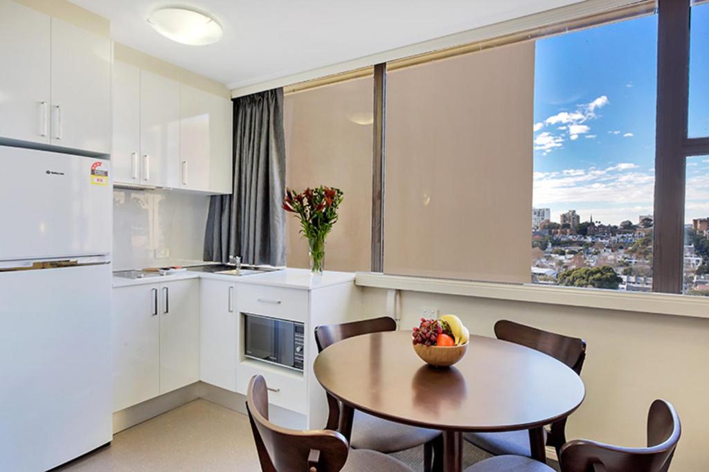 Cosmopolitan apartment at College St, Sydney