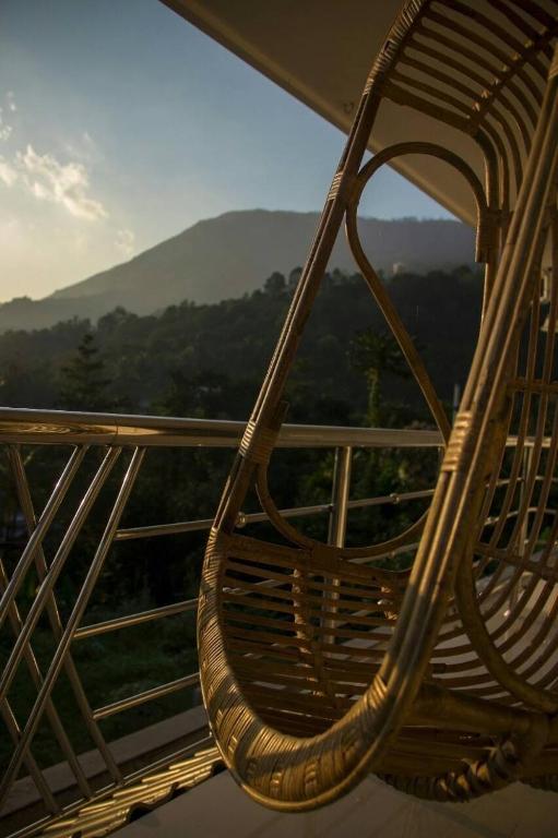 White Petals -3 BHK Homestay Munnar - Available For Indian Nationals Only photo