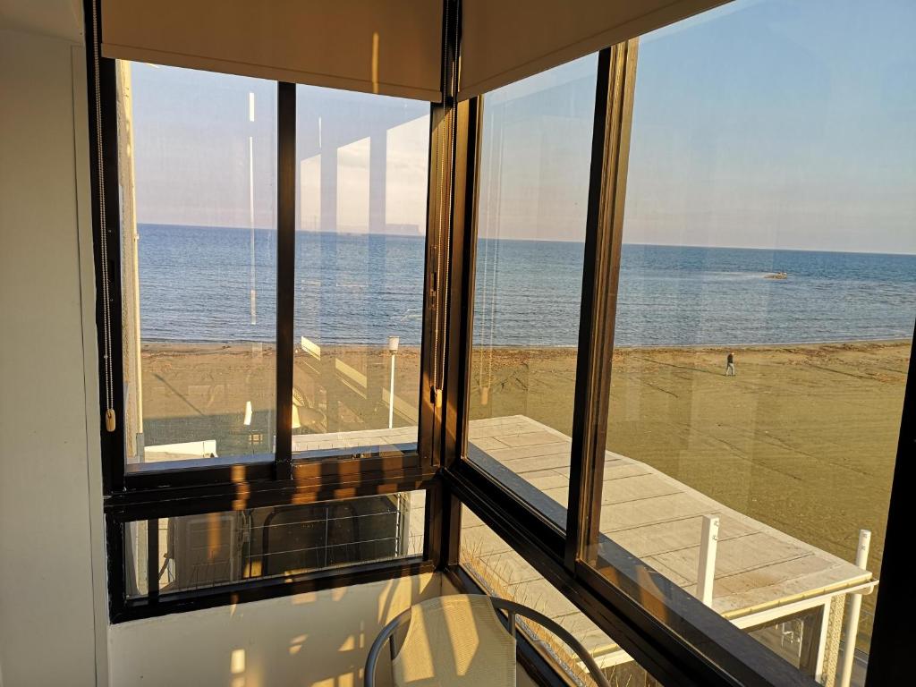 Bettys 1br seafront apt photo