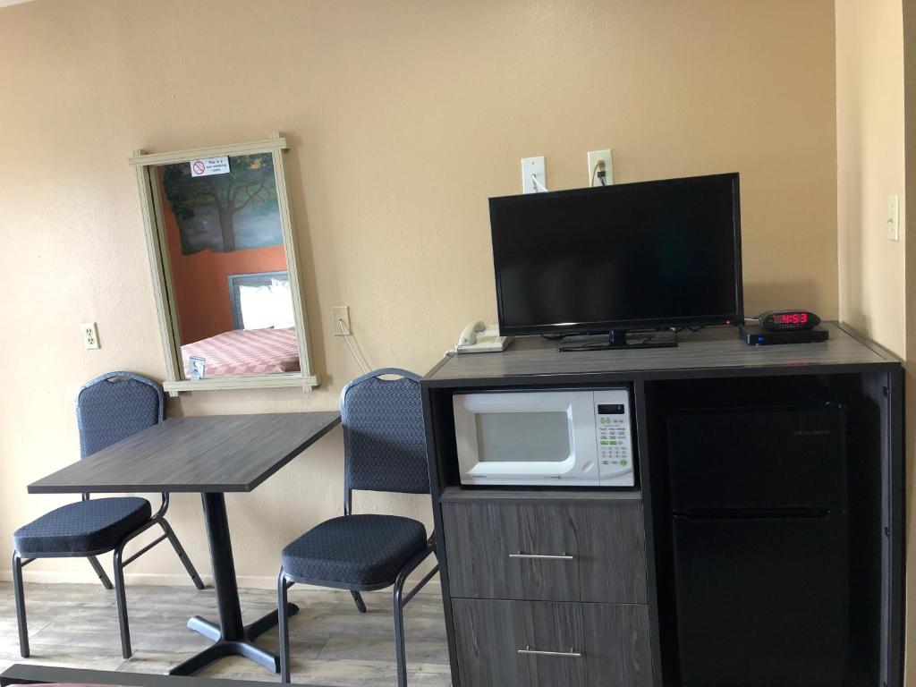 Americas Best Value Inn Photo 3