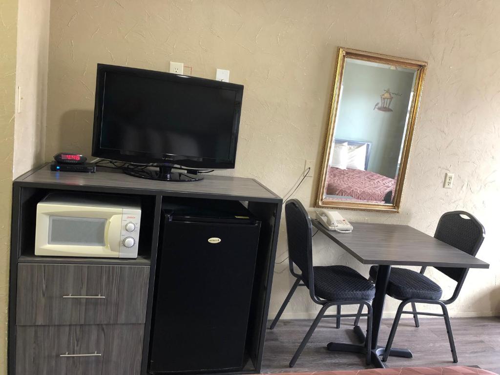 Americas Best Value Inn Photo 11