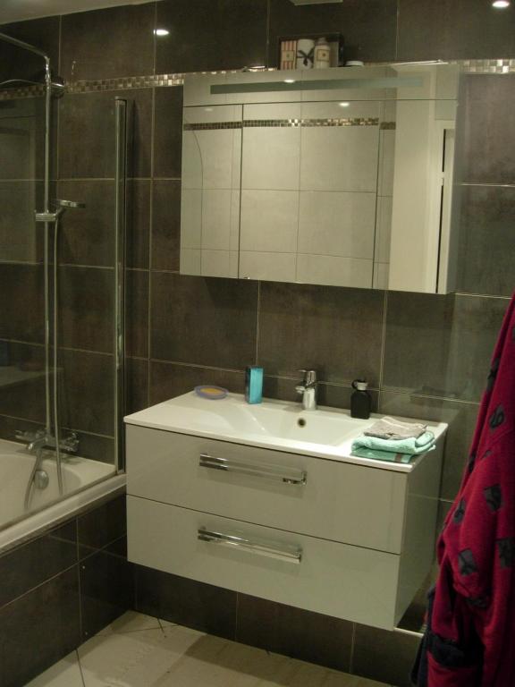 Quiet and Spacious 80m2 Flat Near Historic Center and Quays - 2