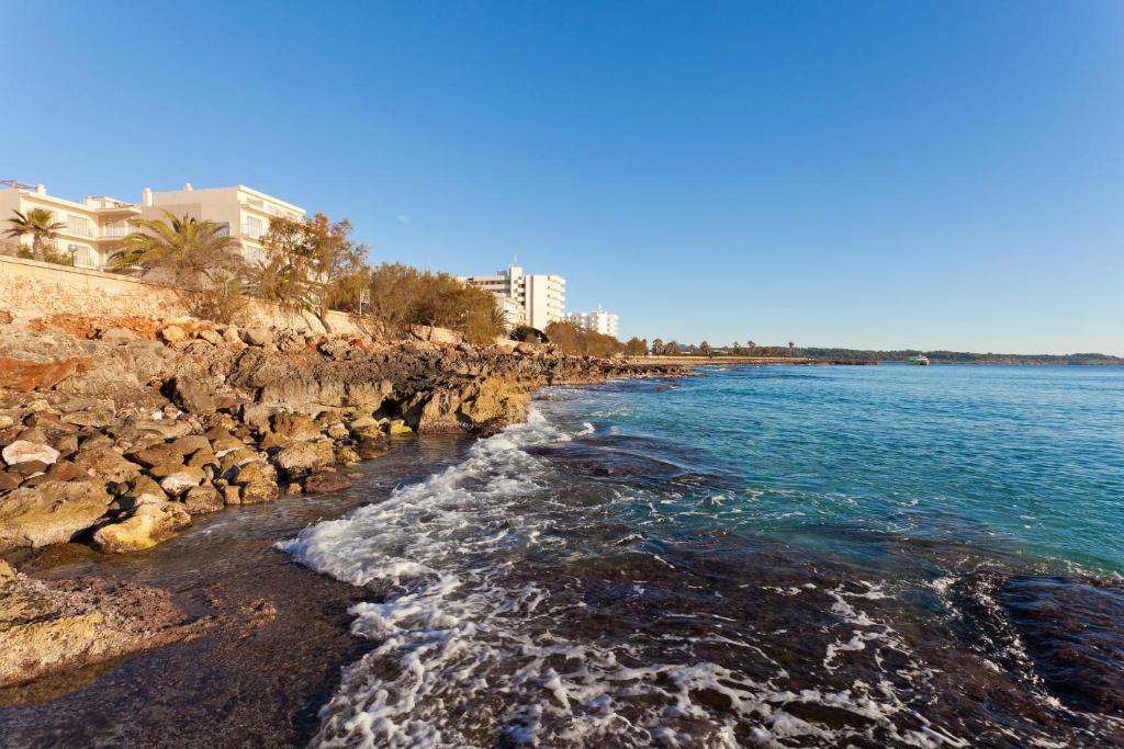 Hotel Brisa Marina — Beach in S'Illot, Balearic Islands