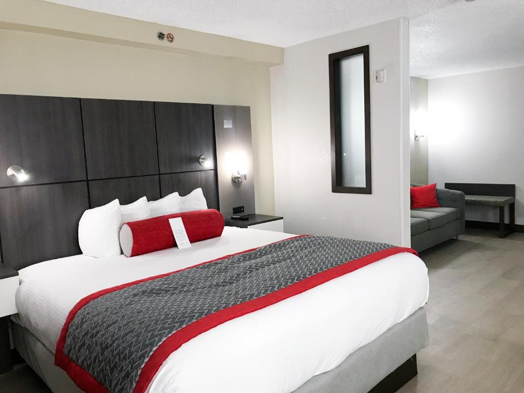 Ramada by Wyndham Suites Orlando Airport photo