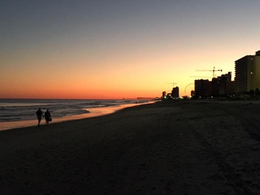 Beachfront Luxury Condo w private balcony at Meridian Plaza Main image 2