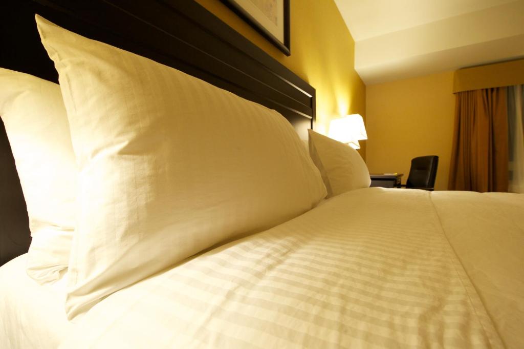 Days Inn & Suites by Wyndham Winnipeg Airport Manitoba photo