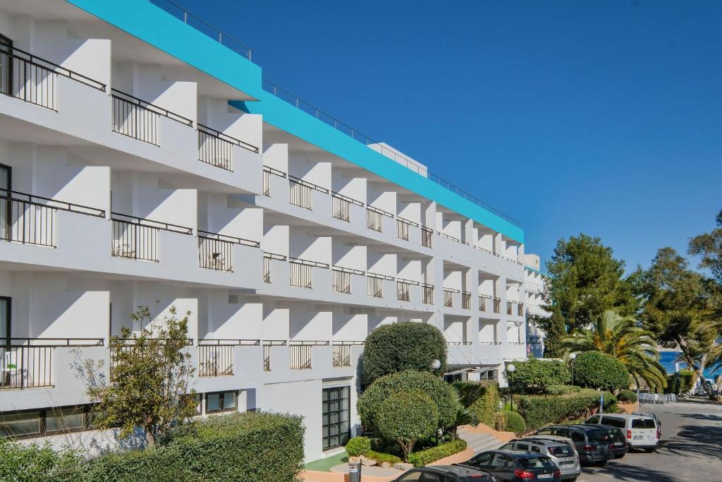 azuLine Hoteles Mar Amantis & II — Hotel building in San Antonio, Balearic Islands