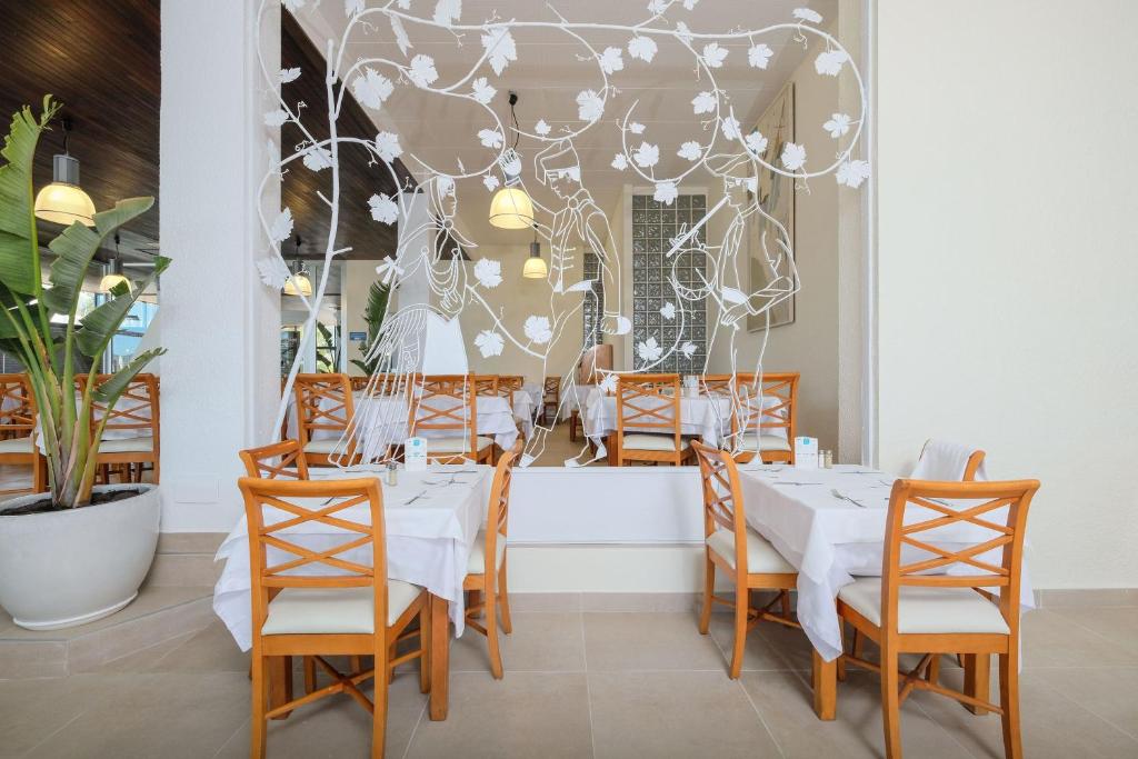 azuLine Hoteles Mar Amantis & II — Restaurant & bars in San Antonio, Balearic Islands
