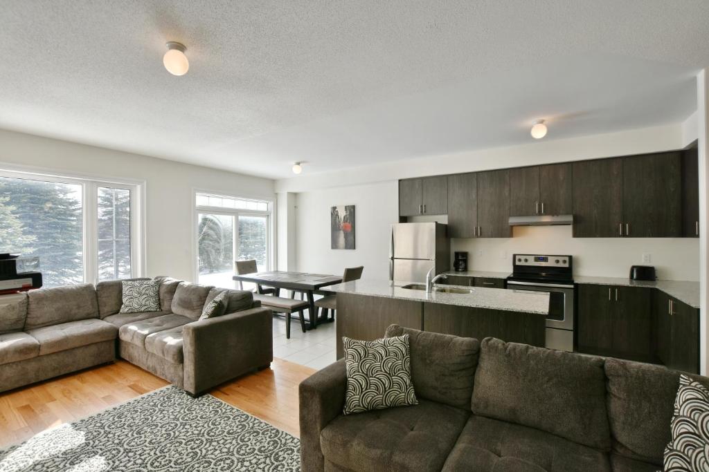 New Blue Mountain Village Snowbridge Executive Townhome Sleeps 10 with Outdoor Pool and Shuttle — Hotel in The Blue Mountains (ON)