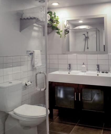 Central, Modern Loft Style Home - 2 Min walk from Town photo
