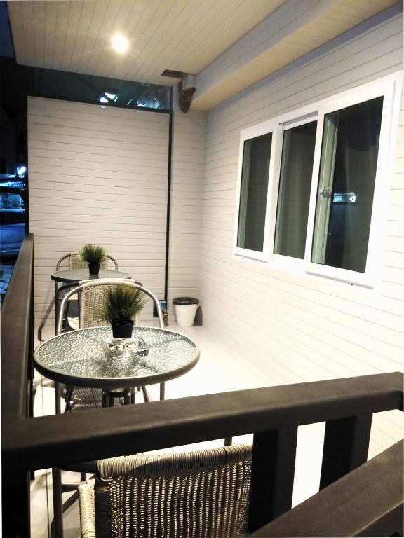 Sleep with Me Bangkok – BTS Phra Khanong