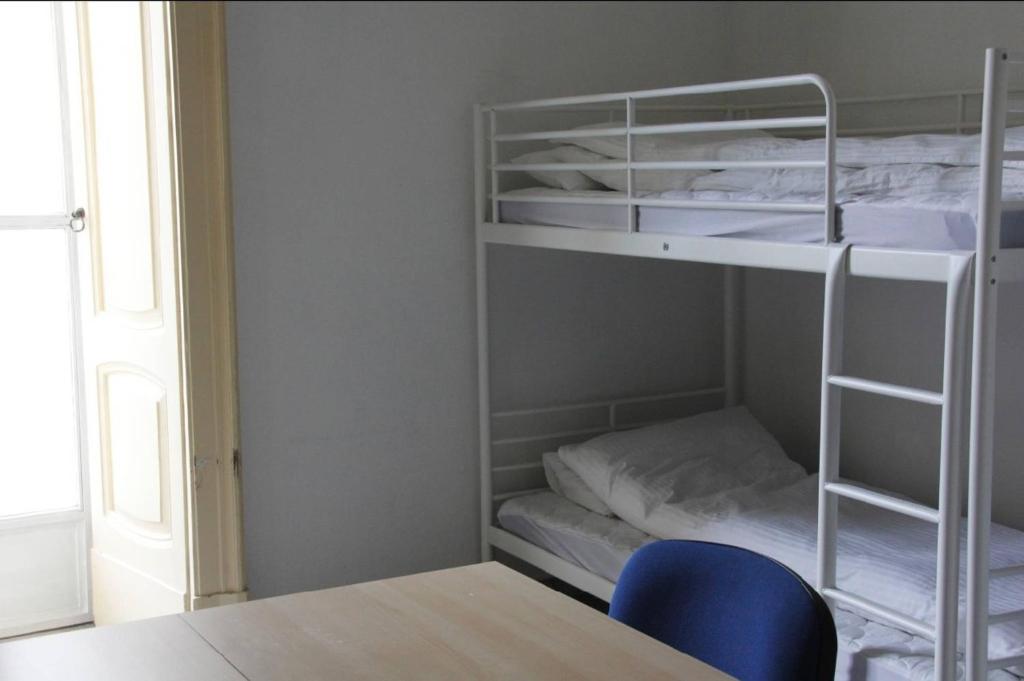 Basic 8 Bed Mixed Dorm (share Bathroom) — Hotel in Naples