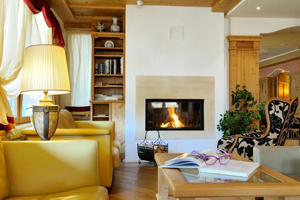 Shared lounge/TV area