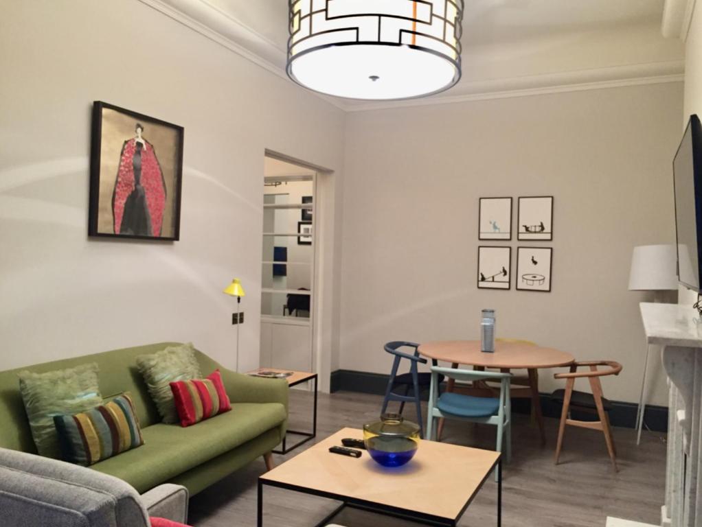 Beautiful 1 Bedroom Apartment Ovington Square photo