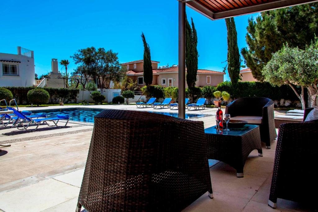 6 bdr villa with TENNIS COURT photo
