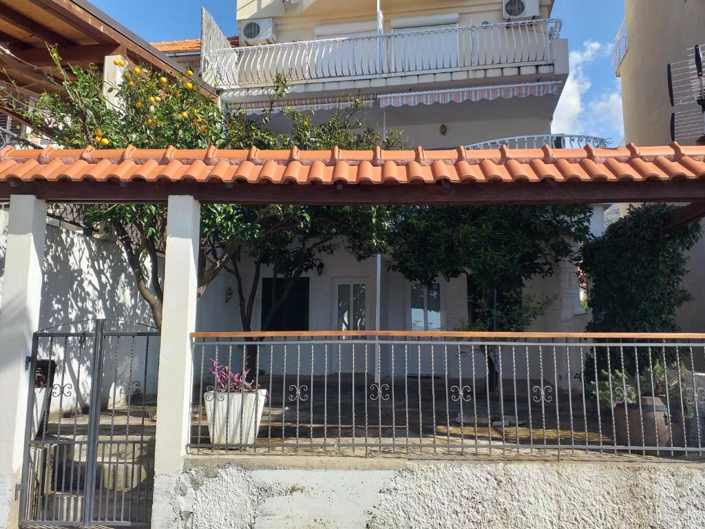 Harbour-side Apartment with Beautiful Terrace, Podgora