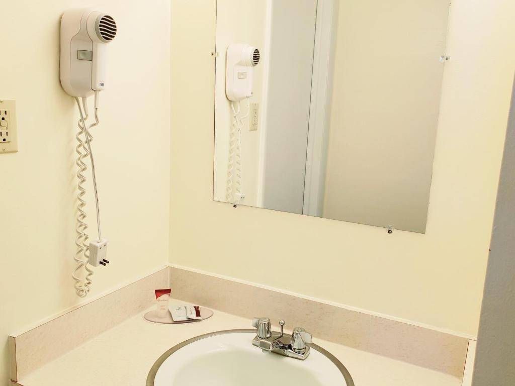 The Budget Inn Express photo