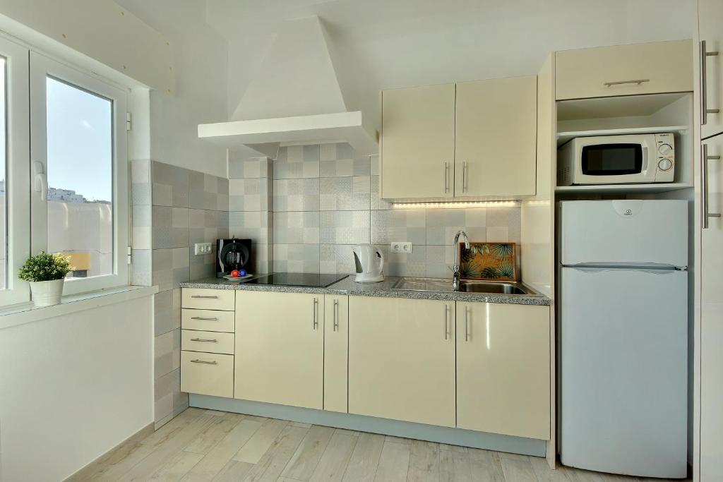 Kitchen, Apartamentos Tucha in Albufeira
