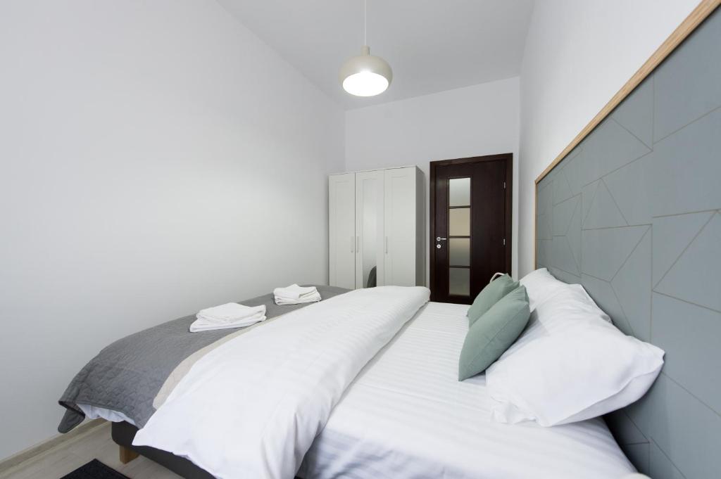 Gorgeous Brasov Flat with Patio and Mountain Views photo