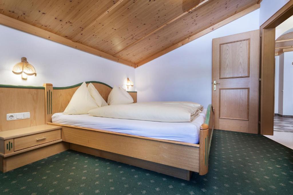 Two-Bedroom Apartment with Balcony - Annex