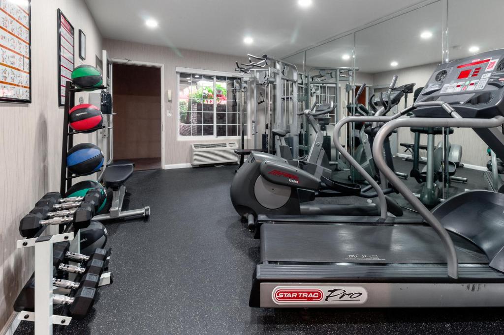 Ramada by Wyndham Costa Mesa/Newport Beach photo