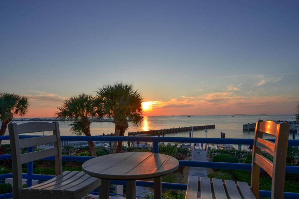 Sunset at Harbour Place — Hotel in Key West (FL)