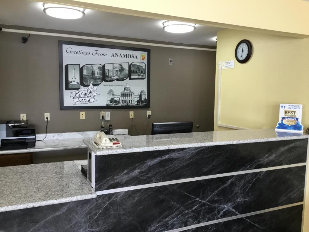Super 8 By Wyndham Anamosa Ia photo